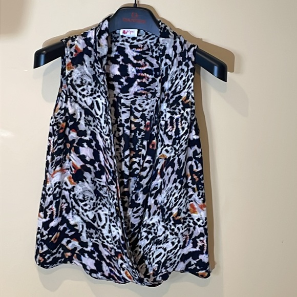 Parker 100% silk faux wrap sleeveless animal print top - Picture 4 of 7